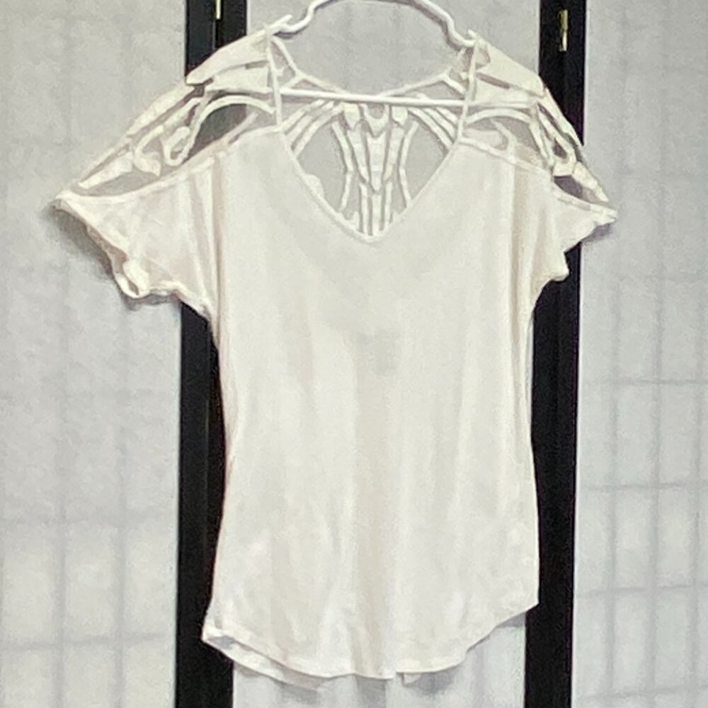 BKE Red Lace Shoulder White Tee XS V-Neck Short Raglan Sleeve Split Back Hem - Picture 3 of 11